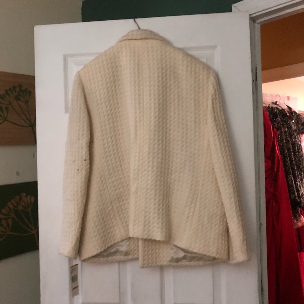 Warm cream Jones New York Signature jacket.